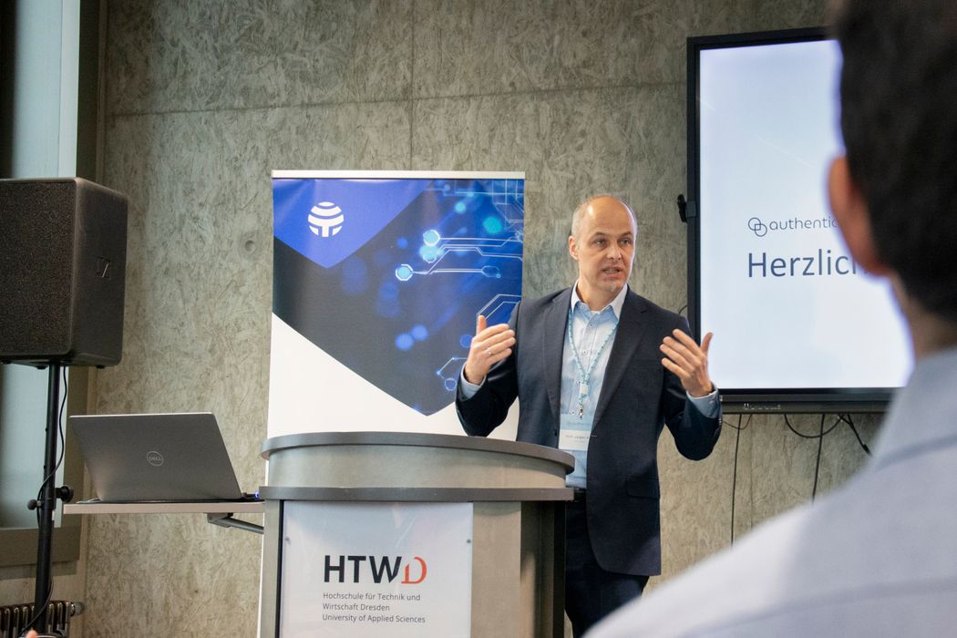 Jürgen Anke hält die Eröffnungsrede am zweiten Tag der authenticon 2026.