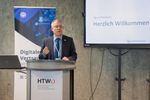 Bürgermeister der Stadt Dresden, Jan Pratzka, hält eine Eröffnungsrede und begrüßt die Teilnehmenden der authenticon 2026.