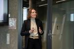 Martina Knierim, mittig im Bild mit Präsentator in der Hand, hält ihren Vortrag mit dem Namen "Digitale Identität weltweit: Über 30 Länder, über 30 Ansätze – wer setzt Maßstäbe?"