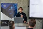 Auch in diesem Jahr gab es das Format der "Lightning Talks". Im Bild: Daniel Richter erklärt, worauf es bei den Lightning Talks drauf an kommt und was zu beachten ist. Dazu gibt er eine Inhaltliche Einordnung.