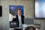 Mit knapp unter 5 schließt Christian Lahmer sein Lightning Talk ab und lächelt. Dazu hält er einen Daumen nach oben.
