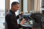 Auf der authenticon 2026 gab es wieder unseren beliebten Barista. Im Bild ist er gerade dabei an der Siebträger-Kaffeemaschine einen Kaffee für einen Konferenz-Teilnehmenden zuzubereiten.