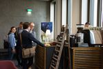 Die Wartezeit vor dem Barista wird dazu genutzt, sich Fachlich auszutauschen. Im Bild zu sehen sind Konferenzteilnehmende, die auf ihren leckeren, frischen Kaffee warten und sich dabei unterhalten.