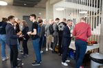 Die Essenspausen der authenticon 2026 wurden nicht nur zur stärkung genutzt, sondern auch zum Austausch. Im Bild zu sehen eine Schlange die am Suppenbuffet wartet und sich bedient, während andere Personen neben der Schlang sich unterhalten.