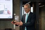 Dr. Markus Reichel (MdB) war auch in diesem Jahr auf der Konferenz vertreten und hat sich viel Zeit genommen für einen fachlichen Austausch. Im Bild hält er gerade sein Grußwort "EUDI-Wallet auf der Zielgeraden - Was jetzt wichtig ist".
